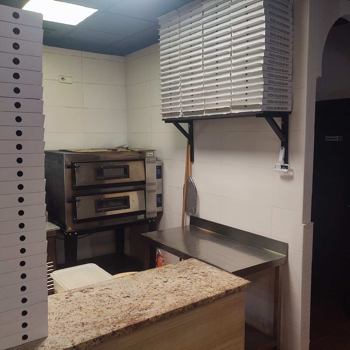 El horno de Casa Pizza con las cajas de pizzas recién hechas